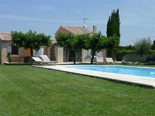  Maubec ( Vaucluse , 84 ) Villa plain pied  3 chambres jardin clos et paysagé avec piscine , face au Luberon . BIEN VENDU